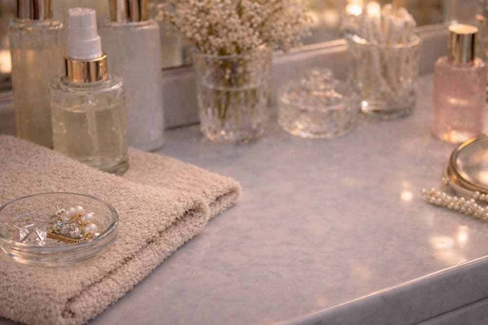 夜の洗面台でスキンケア前に整えられた空間。40代女性のナイトルーティンを想起させる情景